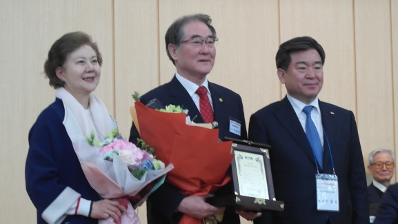 안성모 치협고문이 협회대상을 수상했다.