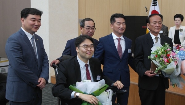 이규환 교수와 정용우 씨가 8회 윤광열 치과의료봉사상을 공동 수상했다