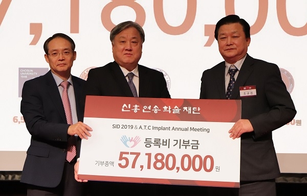 (왼쪽부터)오상윤 디렉터, 최성호 학장, 조규성 조직위원장.