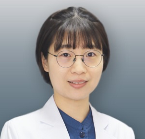 조영단 교수는 우리나라 최초의 의과학자양성 프로그램(DDS-Ph.D.)을 이수하고 미국 미시간치과대학 연구원 및 임상교수를 거쳐 현재 서울대학교치과병원 치주과 전문의로 일하고 있다.