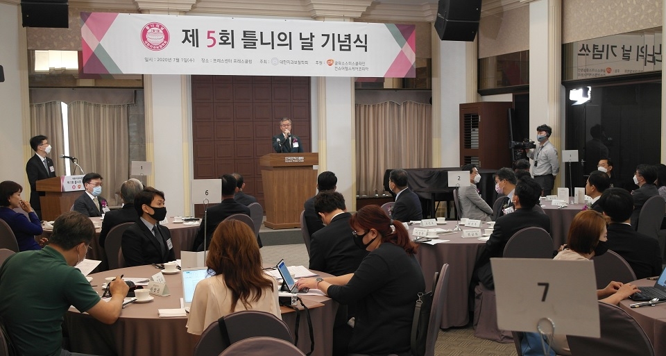 이상훈 치협회장이 축사를 전하고 있다.