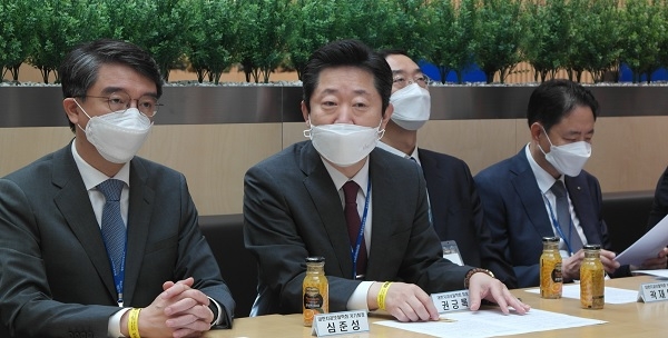 보철학회 권긍록 회장을 비롯한 임원진이 기자간담회를 진행하고 있다.