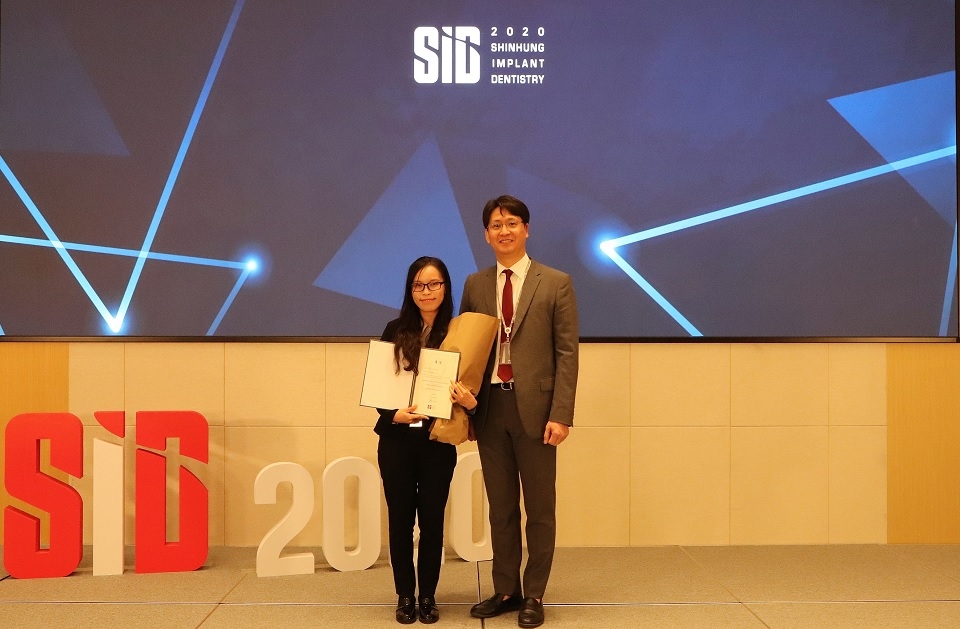 Truc Thi Hoang Nguyen 전공의가 김현종 SID2020 조직위원장에게서 대상을 받았다.