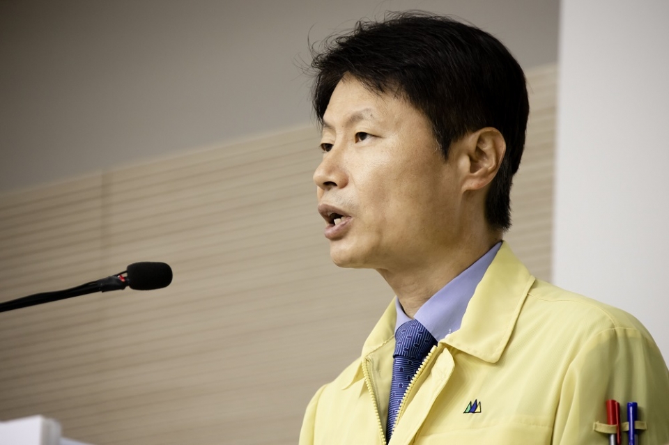 중앙재난안전대책본부 김강립 제1총괄조정관(보건복지부 차관)이 21일 세종시 정부세종청사에서 코로나19 대응 정례브리핑을 하고 있다. (사진=보건복지부)