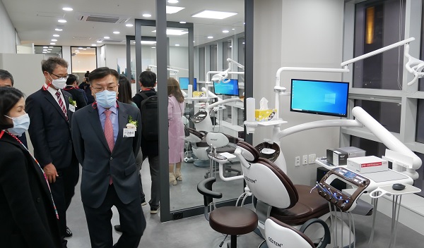 오스템은 사옥 내에 치과를 허가받아 인테리어 체험장, 라이브 서저리 촬영공간도 확보했다.