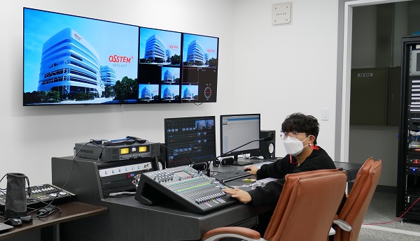 덴올 방송국 조정실.