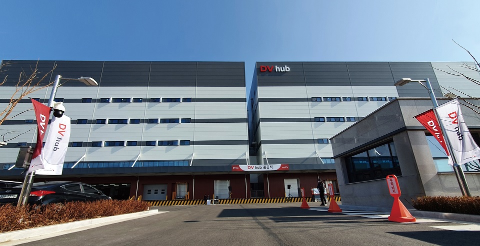 ㈜신흥이 인천 북항에 준공한 치과 기자재 및 의약품 전문 물류센터 ‘DV hub’.