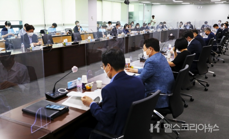 25일 열린 '2021년 제15차 건강보험정책심의위원회'(건정심) 현장 사진