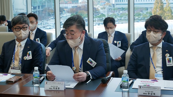 박용현 대회장(가운데)이 행사 진행상황을 설명하고 있다.