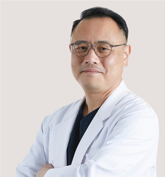 서울대치과병원 턱교정·안면윤곽수술센터 최원재 교수(구강악안면외과 전문의).