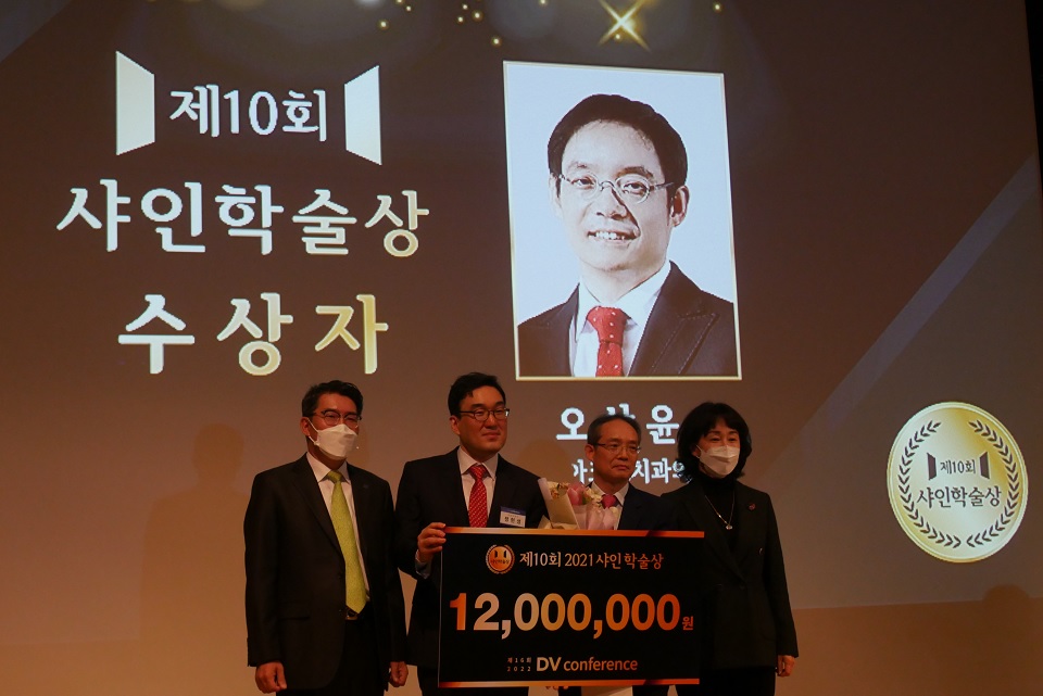 (왼쪽부터)김철환 대한치의학회장, 정현성 DV Conference 학술위원장, 오상윤 원장, 이민정 대한여자치과의사회장.
