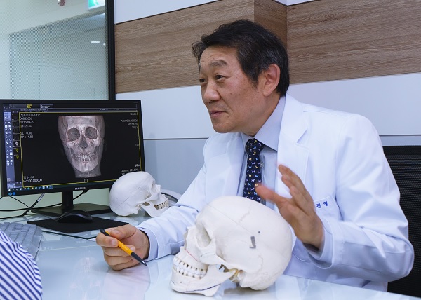 최진영 교수(서울대치과병원 턱교정·안면윤곽수술센터장)가 양악수술 후 관리방법에 대해 설명하고 있다.