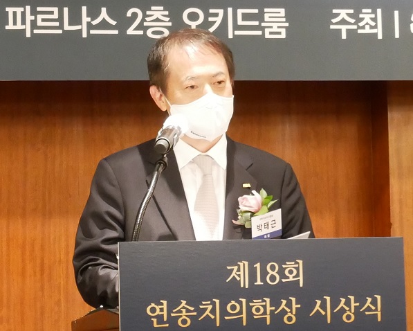 축사를 전하는 박태근 대한치과의사협회장.