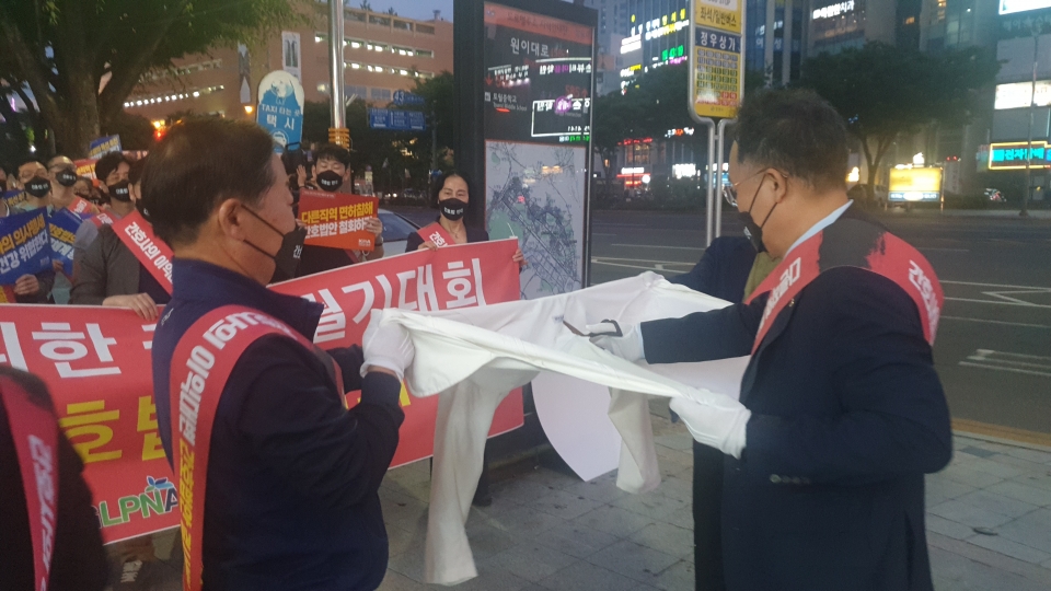 경상남도의사회(회장 최성근)와 울산·경상남도간호조무사회(회장 정삼순)가 24일 오후 7시부터 더불어민주당 경남도당 앞에서 ‘간호법 제정 저지를 위한 경남 의사-간호조무사 공동 궐기대회’를 개최하고 있다. [2022.05.25]