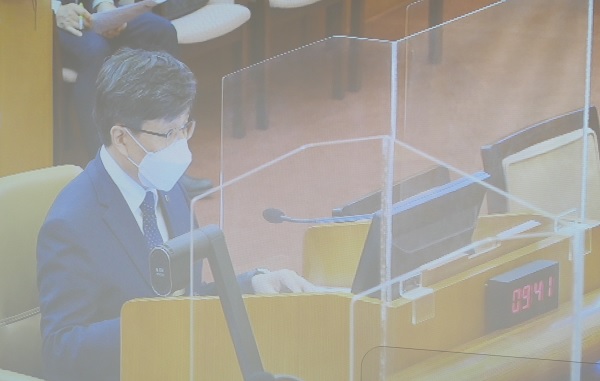 김민겸 서울시치과의사회장이 참고인 의견을 발효하고 있다.