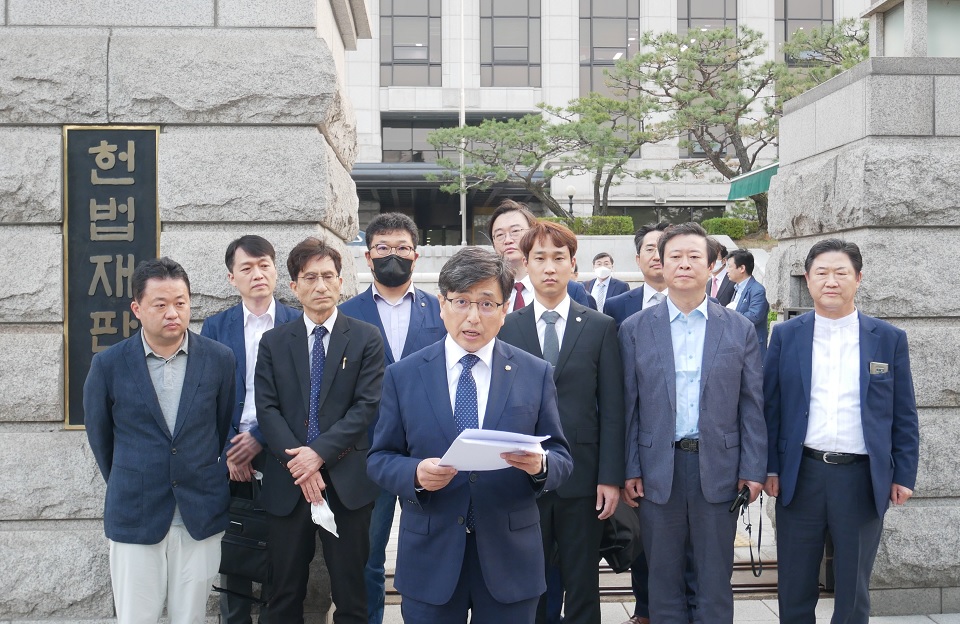 김민겸 서치회장이 헌법재판소 앞에서 성명서를 낭독하고 있다.
