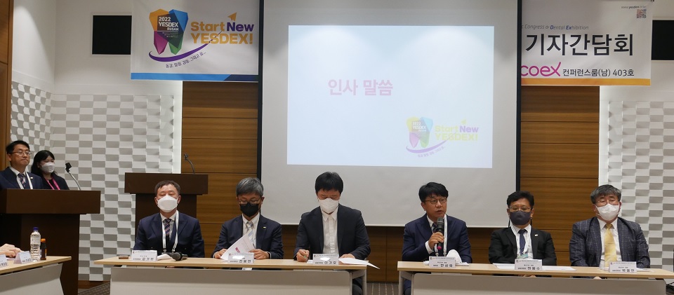 (왼쪽부터)김기원 YESDEX 2022 조직위원장, 전용현 경북치과의사회장, 이기호 대구치과의사회장, 한상욱 부산치과의사회장, 허용수 울산치과의사회장, 박용현 경남치과의사회장.