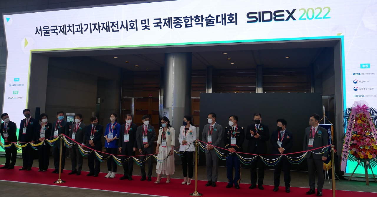 김민겸 대회장이 27일 열린 개막식에서 FDI 반야햐 회장(가운데)을 소개하고 있다.