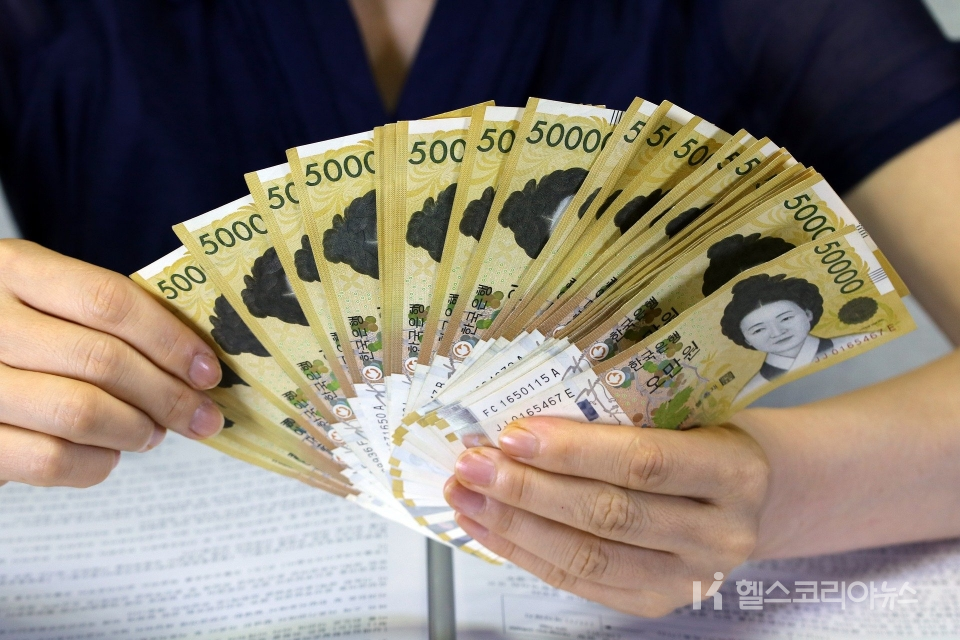 오만원 5만원 지폐 돈 화폐 지원금 돈다발 횡재