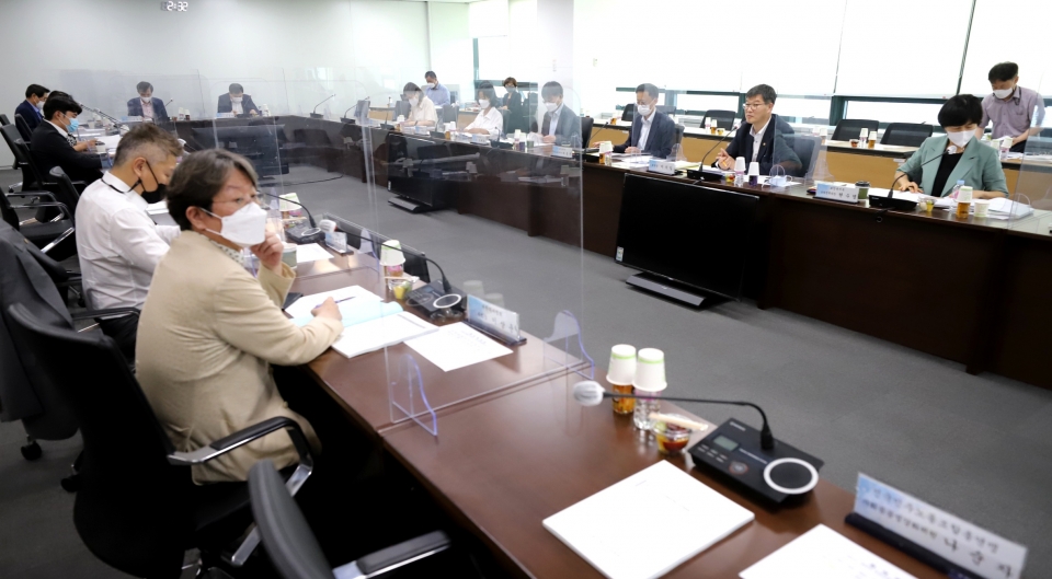 이기일 보건복지부 제2차관이 20일 오후 '2022년 제16차 건강보험정책심의위원회'(건정심)를 주재하고 있다.