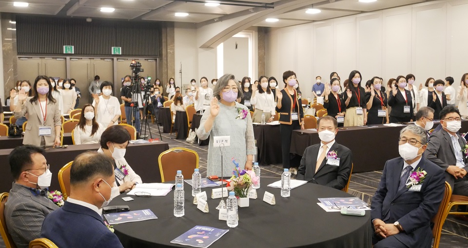 대한치과위생사협회 황윤숙 회장을 비롯한 회원들이 치과위생사 윤리강령을 낭독하고 있다.