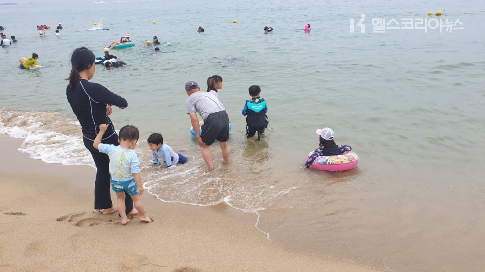 여름 해변 자외선차단제