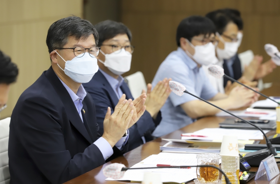 이기일 복지부 제2차관이 23일 오전, 정부세종청사 보건복지부 5층 대회의실에서 ‘필수의료 확충을 위한 건강보험 재정개혁추진단’ 첫 회의를 주재하고 있다. [2022.08.23]