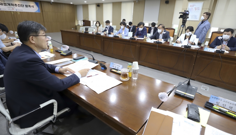 이기일 복지부 제2차관이 23일 오전, 정부세종청사 보건복지부 5층 대회의실에서 ‘필수의료 확충을 위한 건강보험 재정개혁추진단’ 첫 회의를 주재하고 있다.