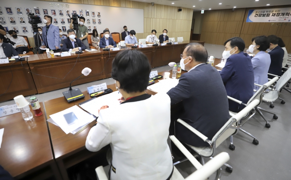 이기일 복지부 제2차관이 23일 오전, 정부세종청사 보건복지부 5층 대회의실에서 ‘필수의료 확충을 위한 건강보험 재정개혁추진단’ 첫 회의를 주재하고 있다.