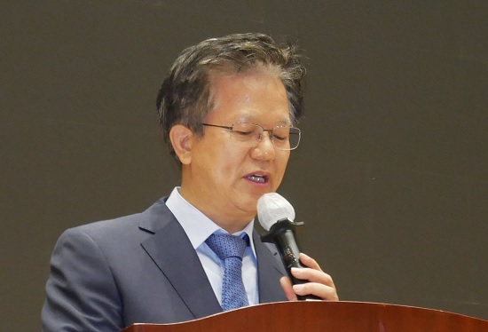 오스템임플란트 최규옥 회장이 인사말을 전하고 있다.