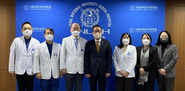 (왼쪽부터)김영재 진료처장, 금기연 부설 장애인치과병원장, 구영 서울대치과병원장, 박민수 보건복지부 제2차관, 김지은 교수, 진영주 복지부 건강정책국장, 구강정책과 이재은 사무관.