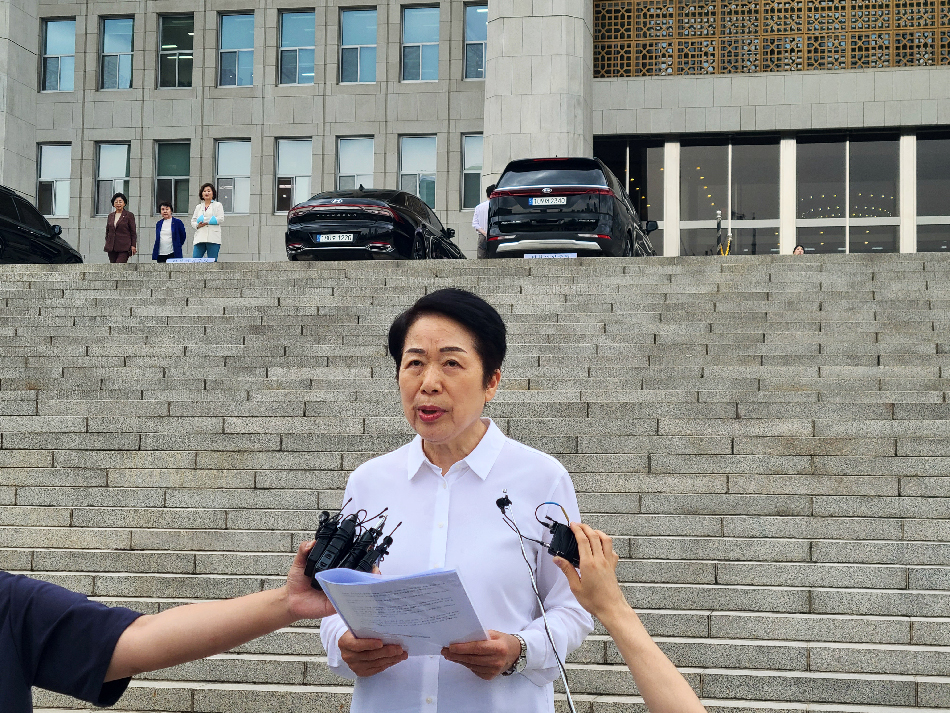 대한간호협회 김영경 회장이 30일 국회 본관 앞에서 긴급 기자화견을 열고 간호법 재추진 의사를 밝히고 있다.