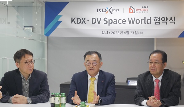 ‘2023 DV Space World-KDX 2023’ 업무협약식이 지난달 27일 한국치과의료기기산업협회 사무국에서 열렸다. (왼쪽부터)김양수 DV Space World 조직위원장, 한국치과의료기기산업협회 안제모 회장, 고인영 부회장.