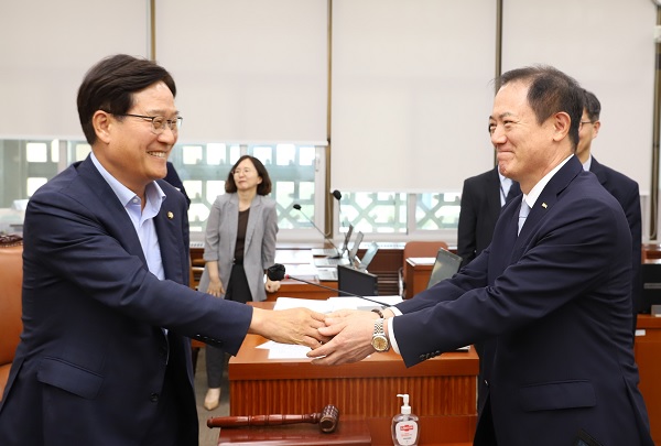 신동근 보건복지위원장(왼쪽)과 박태근 대한치과의사협회장.<br>