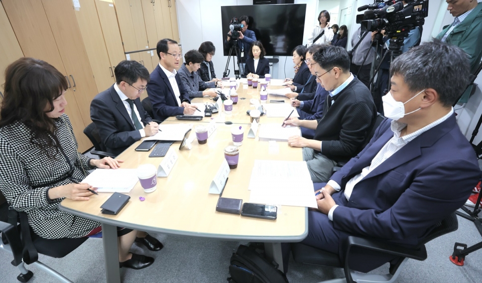 보건복지부 전병왕 보건의료정책실장이 1일 2023년도 제1차 ‘간호인력 전문위원회’를 주재하고 있다.