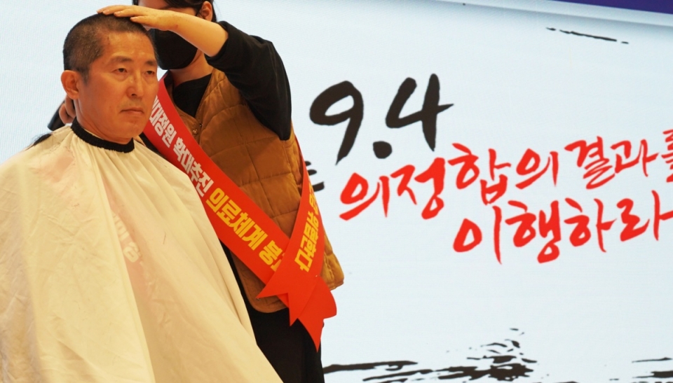 대한의사협회 이필수 회장이 26일 서울 용산구 의협회관에서 열린 ‘전국의사대표자 및 확대 임원 연석회의’에서 투쟁의 의미를 담아 삭발을 단행하고 있다.