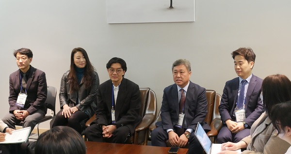 대한심미치과학회 임원진이 기자간담회에서 대회 진행상황을 설명했다. (왼쪽부터)김우현 총무이사, 강경미 공보이사, 김진환 학술대회장, 장원건 회장, 이동운 학술이사.