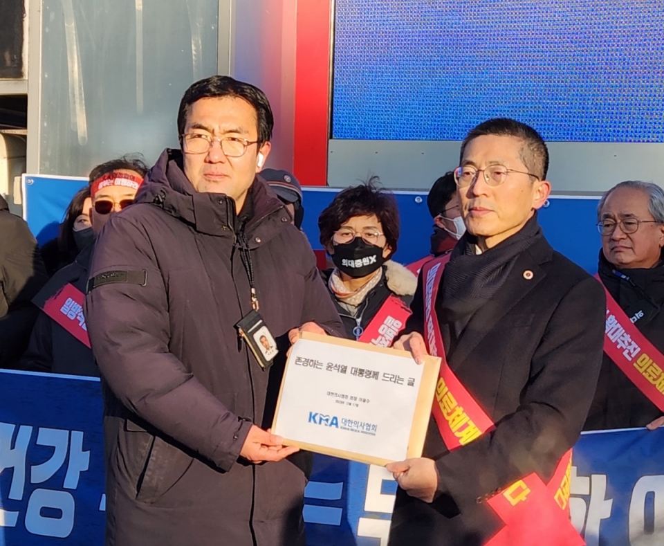 이필수 회장은 가두행진 이후 용산 전쟁기념관 앞에서 ‘대통령에게 드리는 글’을 낭독했다.