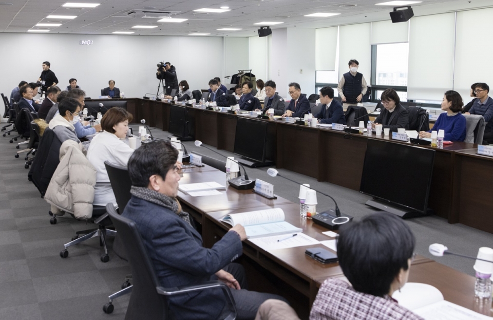 박민수 보건복지부 2차관이 20일 ‘2023년 제28차 건강보험정책심의위원회(건정심)’를 개최하고 있다. [2023.12.20]
