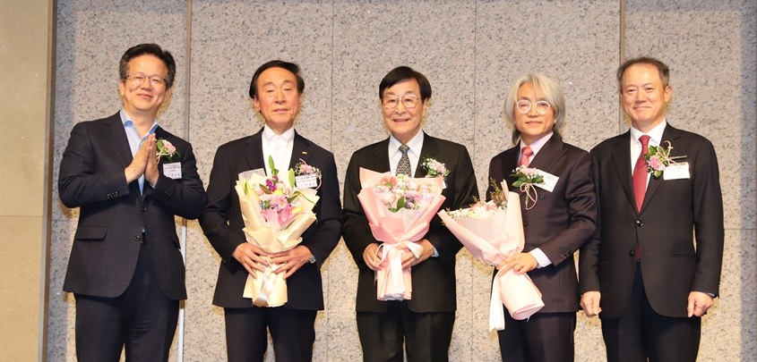 (왼쪽부터)최규옥 오스템임플란트 회장, 안정모 원장, 김명수 원장, 이주석 원장, 박태근 대한치과의사협회장.