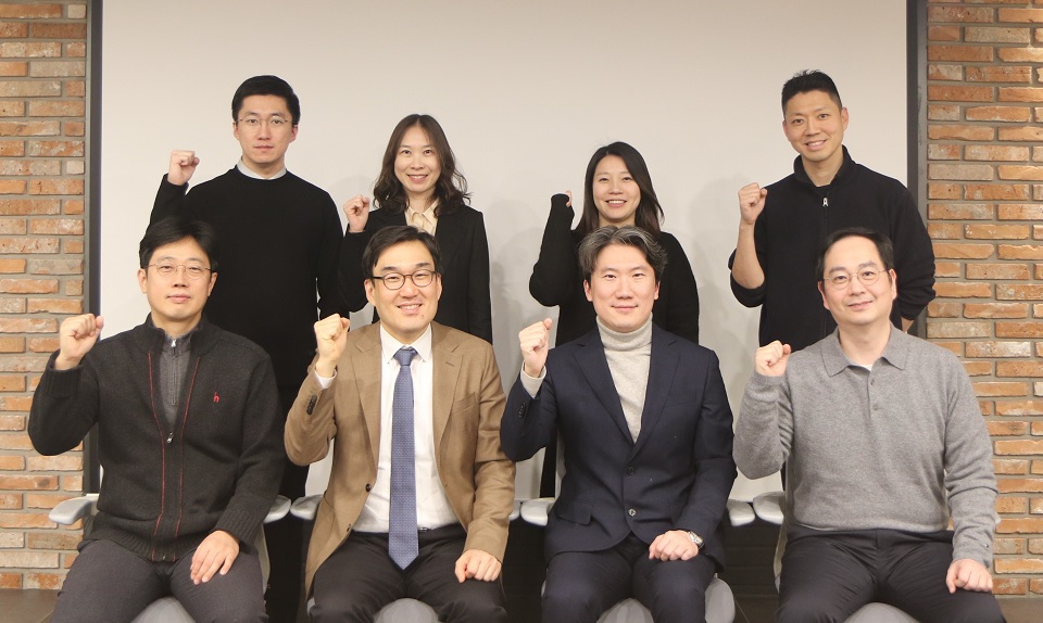 (앞줄 왼쪽부터 반시계 방향으로)설현우 위원, 정현성 학술위원장, 홍재현 위원, 이승준 위원, 이창훈 위원, 정유진 위원, 김하영 위원, 김정주 위원.