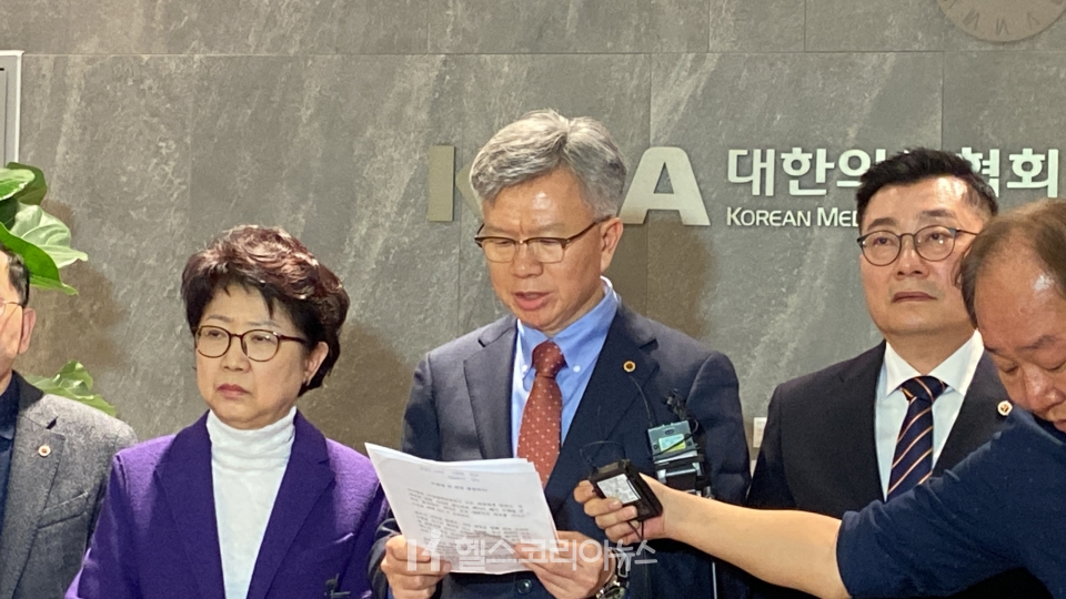 김택우 의협 비대위원장이 17일 비대위 1차 회의 이후 기자 브리핑을 하고 있다. [사진=이지혜] (2024.02.17)