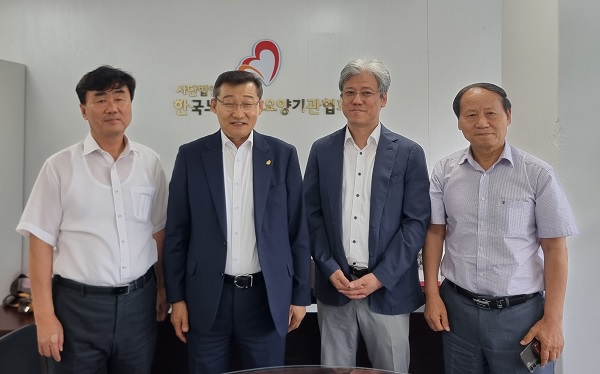 (왼쪽부터)한국노인장기요양기관협회 서일홍 기획실장, 박원 회장, 임지준 치구협회장, 함천우 사무총장.