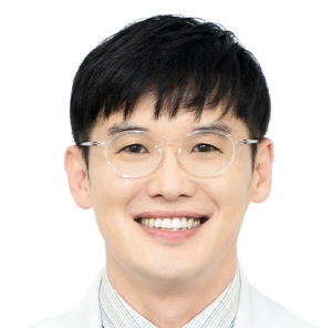 유성선병원 치과센터 윤선웅 전문의.