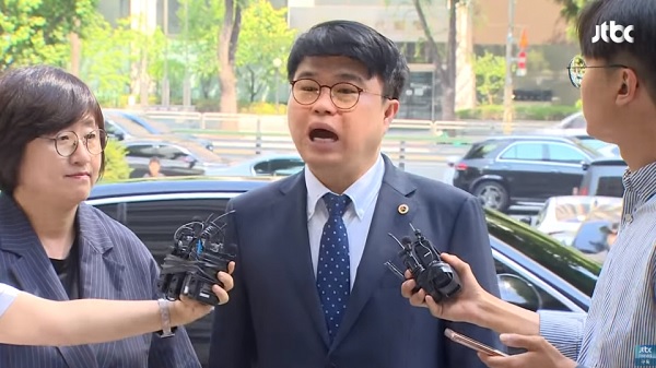 임현택 회장이 20일 오전 서울경찰청 공공범죄수사대가 있는 서울 마포구 소재 광역수사단 청사에 도착, 기자들의 질문에 답하고 있다. (2024.06.20) [사진=JTBC 캡쳐]