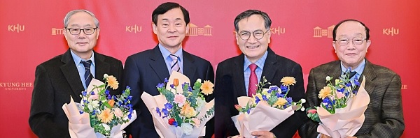 (왼쪽부터)경희대 권영혁 전 치과대학장, 김여갑 전 치과대학장, 장지우 1회 동기회장, 조재오 전 치과대학 교수.