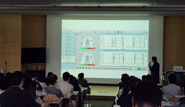 한국프롤로턱관절연구회장인 윤현옥 원장(울산 우리치과의원)이 최첨단 디지털 교합 및 턱기능 측정분석에 대해 강의하고 있다.