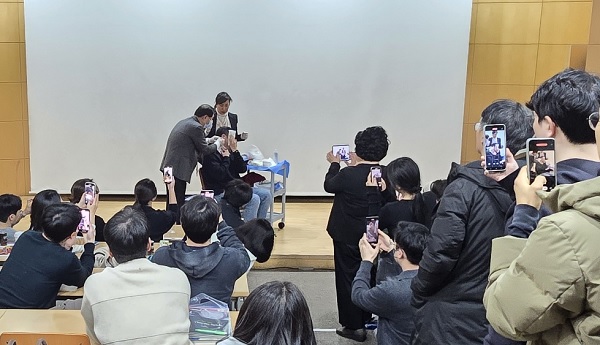 김욱 원장이 수강생을 대상으로 이개측두신경차단마취, 교근, 측두근, 내측익돌근 보툴리늄톡신 주사요법을 시연했다.