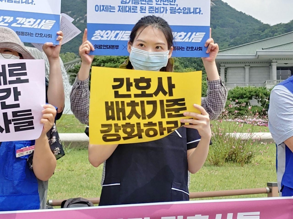 ‘공공운수노조 의료연대본부’와 ‘건강권 실현을 위한 행동하는 간호사회’는 6일 오전 지난 다섯 번의 1인 시위를 정리하는 기자회견을 열고 병원간호사 인력기준 강화와 노동조건 개선 요구를 강력히 요구했다. 3월 대구 파견 근무 당시의 어려움을 토로하고 있는 김수련 간호사(신촌세브란스병원). 2020.07.06