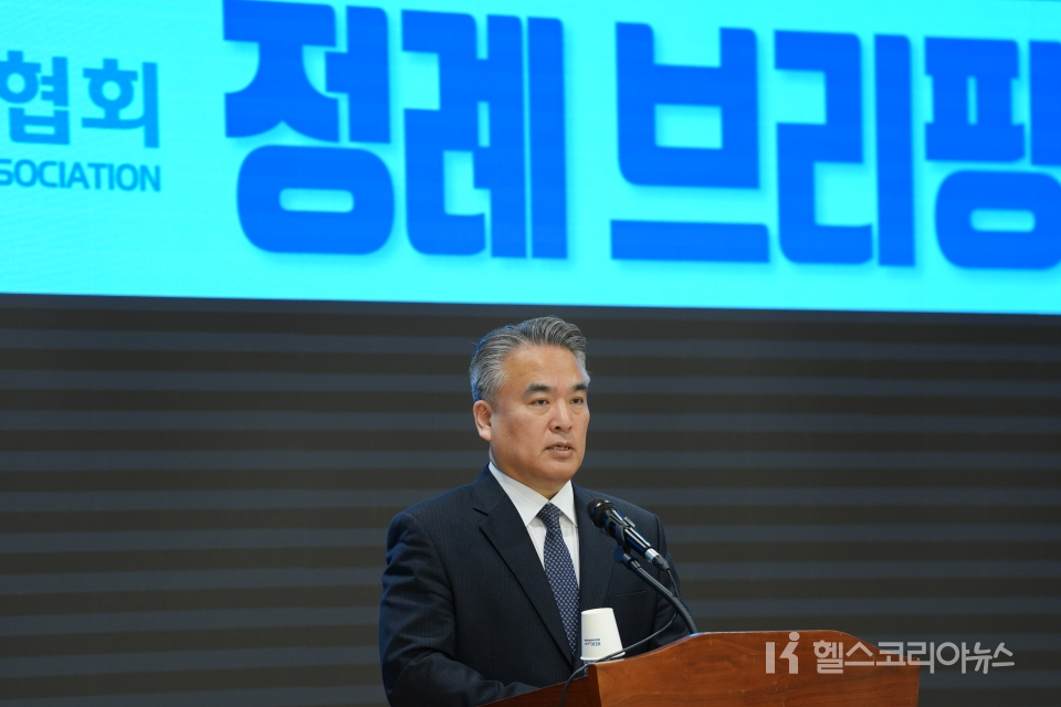 대한의사협회 김성근 대변인이 14일 오전 서울 용산구 의협 회관 지하 1층에서 정례 브리핑을 하고 있다.
